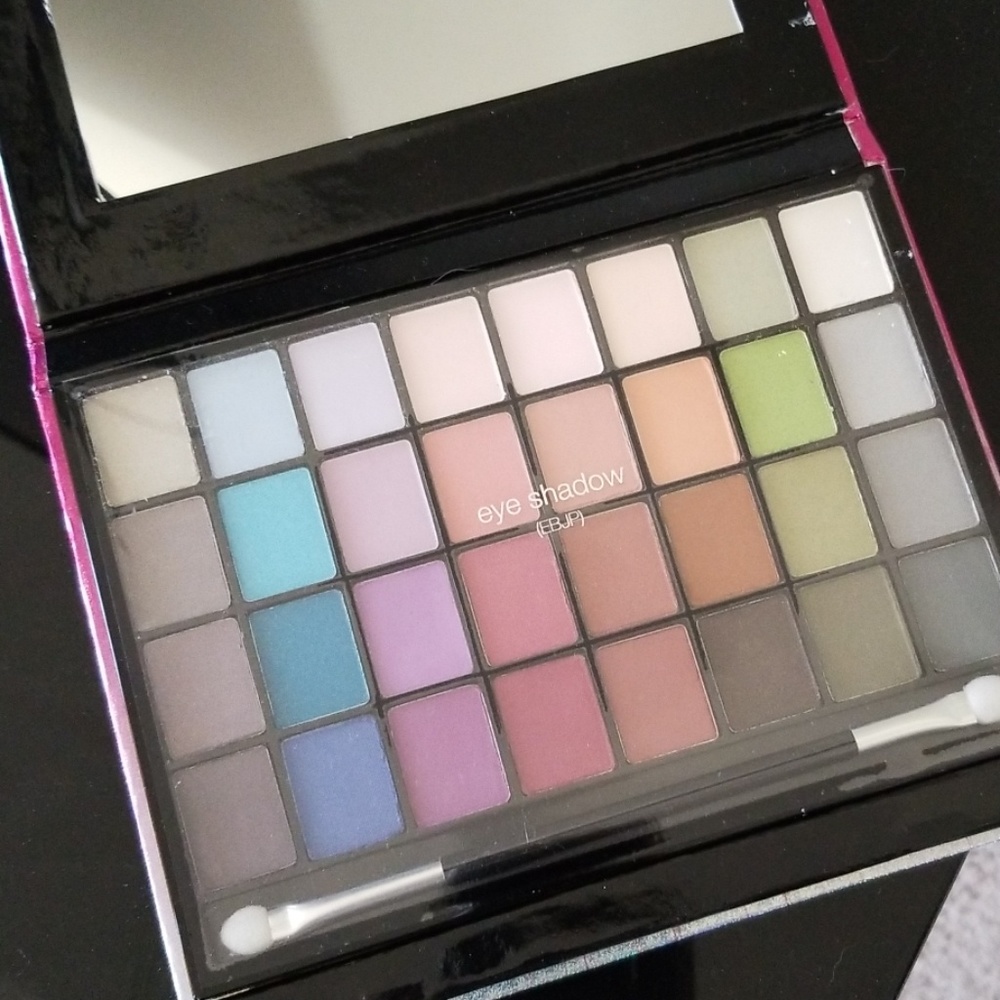 Nwot eye shadow pallet